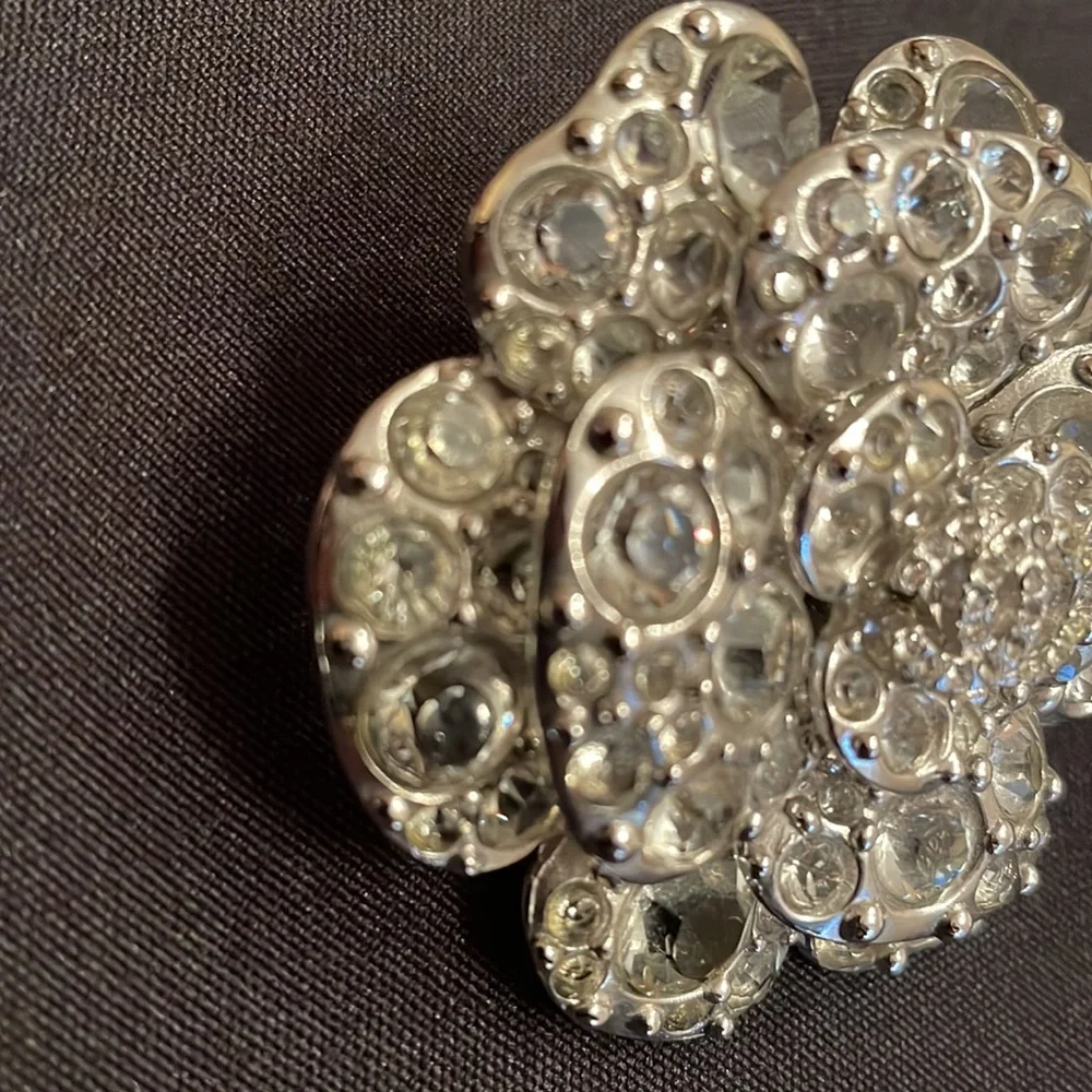 CHANEL Camilla brooch - Picture 2 of 7